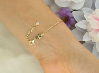 Delikatna bransoletka Nomination Italy z kolekcji Petit Sparkle 242300 012. Srebro 925 pozłacane 18K złotem, ozdobna zawieszka w kształcie kwiatka z cyrkoniami. Regulowana długość 16–19 cm. Oryginal (1).jpg